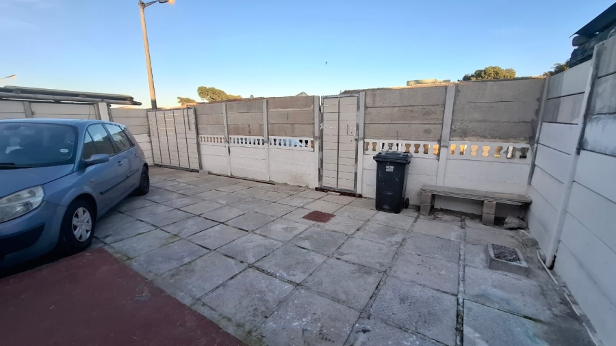 3 Bedroom Property for Sale in Lentegeur Western Cape